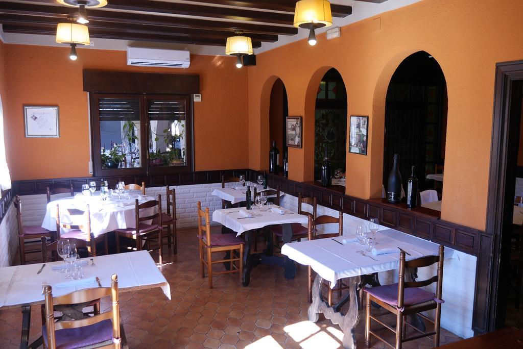 Hotel Restaurant El Bosc Banyeres del Penedes Exteriör bild